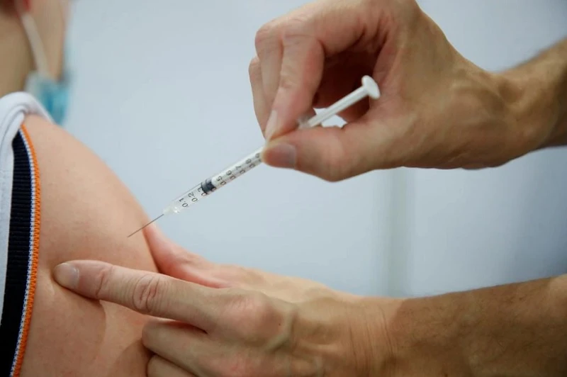 Nhân viên y tế tiêm vaccine Covid-19 Pfizer-BioNTech cho người dân tại tỉnh Yvelines, phía Tây Nam thủ đô Paris, Pháp. (Ảnh: Reuters)
