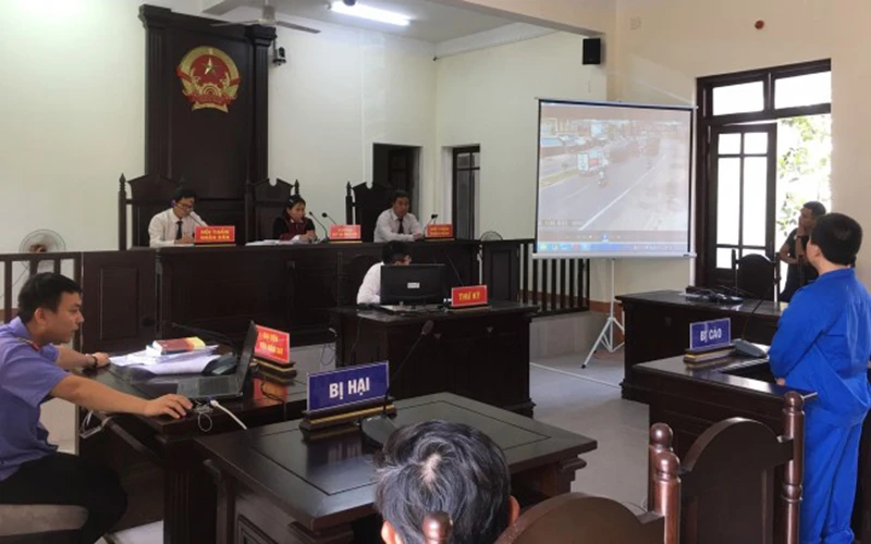 Sử dụng thiết bị công nghệ thông tin để trình chiếu các tài liệu, chứng cứ trong quá trình xét xử tại huyện Hòa Vang (Đà Nẵng).