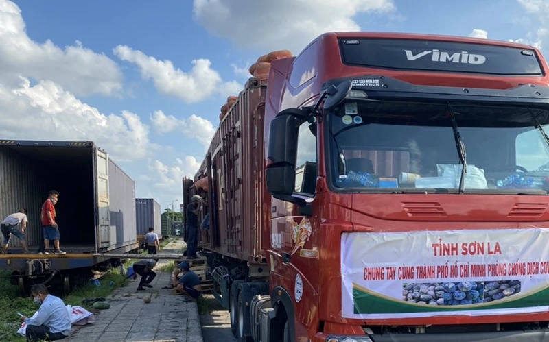 Sơn La thể hiện tấm lòng chia sẻ với TP Hồ Chí Minh bằng việc ủng hộ 105 tấn nông sản. Ảnh: Bộ Công thương