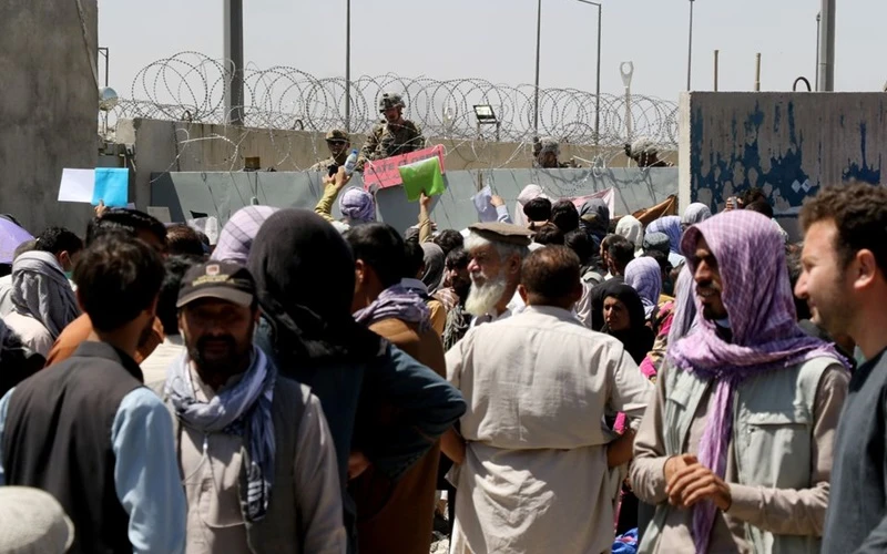 Hàng nghìn người đổ về sân bay tại Kabul với hy vọng rời khỏi Afghanistan. (Ảnh: Reuters)