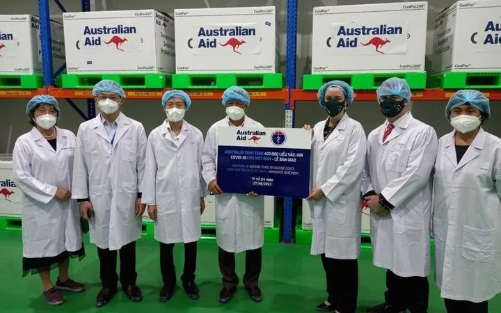 Thứ trưởng Nguyễn Trường Sơn và Tổng lãnh sự Australia Julianne Cowley tại lễ bàn giao 403.000 liều vaccine. (Ảnh: HÀ VĂN ĐẠO)