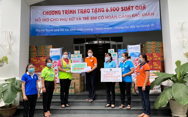 Hỗ trợ 6.500 phần quà cho phụ nữ và trẻ em khó khăn ở TP Hồ Chí Minh