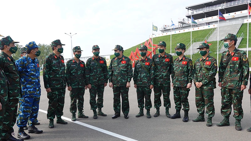 Trung tướng Phùng Sĩ Tấn động viên Đội tuyển Kinh tuyến trước khi bước vào phần thi cuối cùng của đội tuyển tại Army Games 2021 sáng 27/8. Ảnh: NGỌC HƯNG