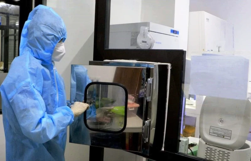 Xét nghiệm virus SARS-CoV-2 bằng kỹ thuật RT-PCR tại Bệnh viện đa khoa Hùng Vương.
