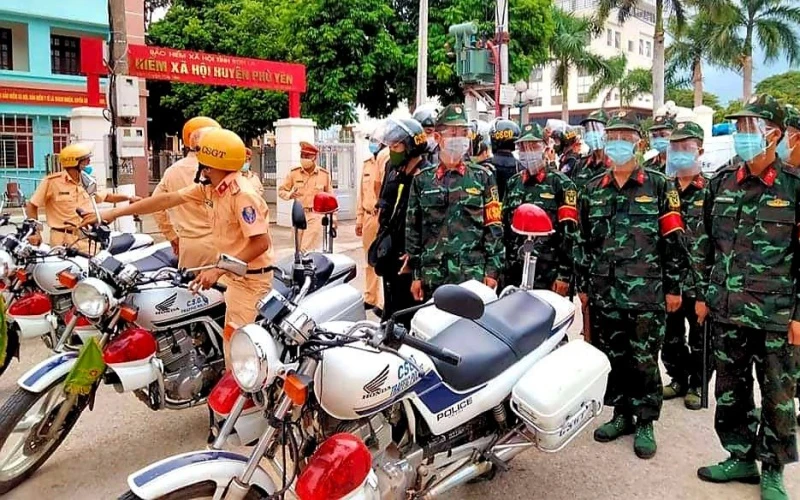 Những chiến sĩ áo xanh tuần tra cùng các lực lượng tại Phù Yên.