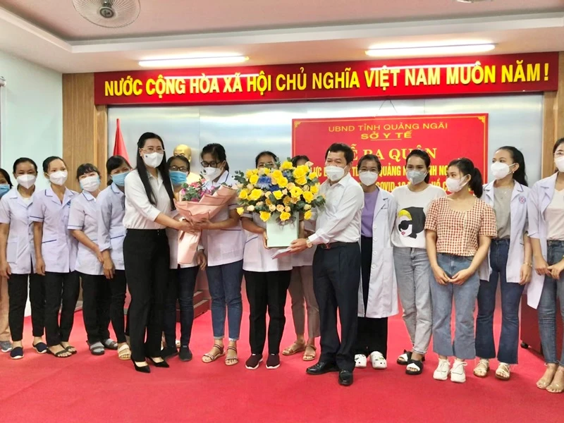 Lãnh đạo tỉnh Quảng Ngãi động viên các y, bác sĩ vào TP Hồ Chí Minh hỗ trợ chống dịch hoàn thành tốt nhiệm vụ được giao.
