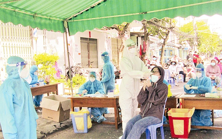 Lực lượng y tế lấy mẫu xét nghiệm toàn dân tại khu phố 5, phường 2, TP Tân An (Long An). Ảnh: THANH PHONG