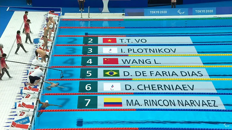 Võ Thanh Tùng bơi ở làn số 2. 