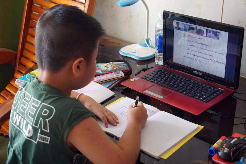 Học sinh tại TP Hồ Chí Minh học trực tuyến trong những ngày giãn cách xã hội. Ảnh: Thu Hoài