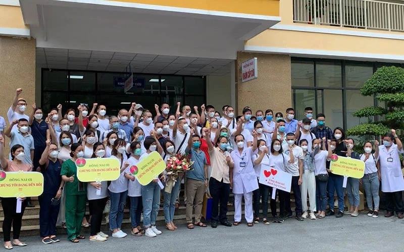 PGS, TS Nguyễn Viết Nhung dẫn đoàn 80 cán bộ y tế chi viện cho Đồng Nai.