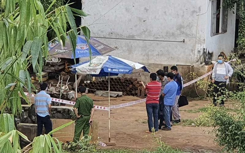 Lực lượng chức năng có mặt tại nhà ông Minh điều tra nguyên nhân gây ra vụ nổ. 