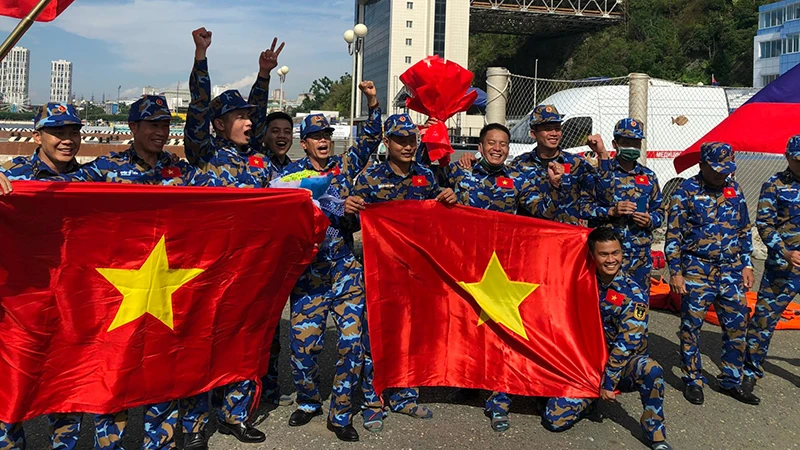 Niềm vui của các thành viên Đội tuyển Hải quân nhân dân Việt Nam sau khi đạt thành tích xuất sắc tại Army Games 2021. (Ảnh: HẢI ÂU)