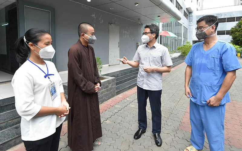 Phó Thủ tướng Vũ Đức Đam thăm, động viên lực lượng y tế, các tình nguyện viên các tôn giáo đang thực hiện nhiệm vụ tại Bệnh viện Dã chiến số 10. (Ảnh: ĐÌNH NAM)