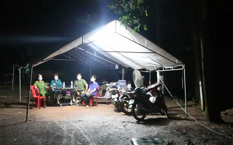 Công an xã Tân Lập, huyện Đồng Phú, tỉnh Bình Phước trực chốt 24/24 giờ để giữ vững “vùng đai xanh”.