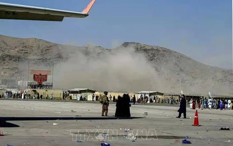 Khói bốc lên gần hiện trường vụ nổ ở sân bay Kabul. IS đã tuyến bố là người thực hiện vụ đánh bom. Ảnh: THX/TTXVN