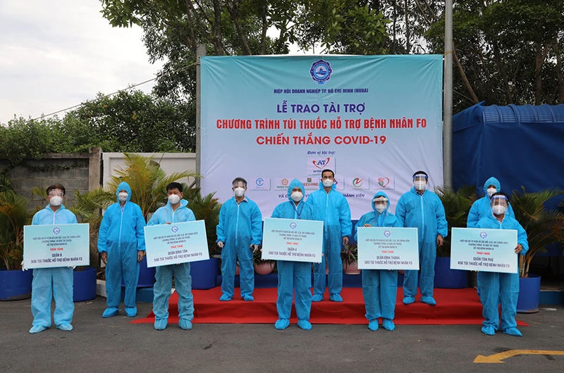 Lãnh đạo HUBA trao túi thuốc cho đại diện các quận tại TP Hồ Chí Minh. (Ảnh CTV)