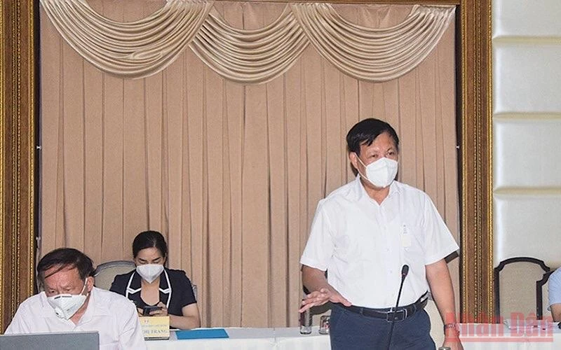 Thứ trưởng Y tế Đỗ Xuân Tuyên phát biểu tại hội nghị. (Ảnh: HỮU NGHĨA)