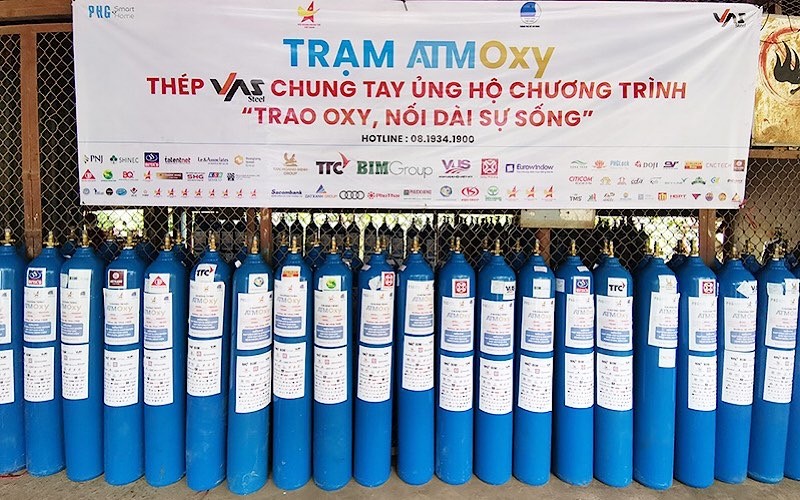 Tại “ATM oxy” mới đặt tại Công ty cổ phần thép Tân Thuận, nhiều bình oxy cỡ lớn đã sẵn sàng lên đường hỗ trợ người bệnh.