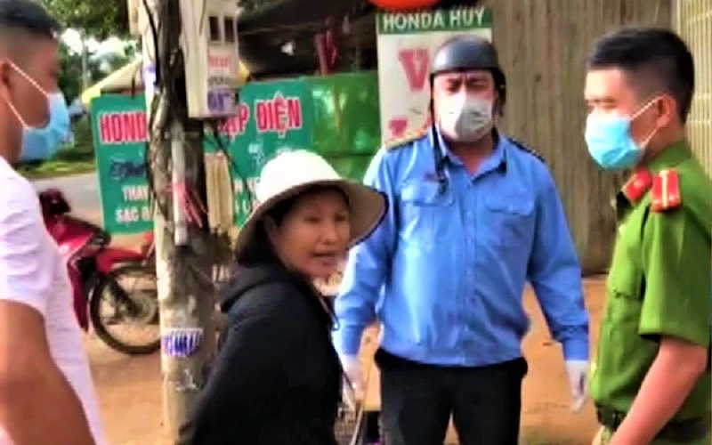  Bà Nguyễn Thị Quý không đeo khẩu trang và chống đối lực lượng phòng, chống dịch. (Ảnh cắt từ clip)