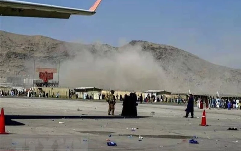 Khói bốc lên gần hiện trường vụ nổ ở sân bay Kabul, nơi đang diễn ra hoạt động sơ tán gấp rút công dân các nước khỏi Afghanistan. (Ảnh: TTXVN)