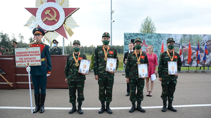 Đội tuyển Việt Nam đứng thứ 3 cuộc thi Kinh tuyến và nhận Huy chương Đồng tại lễ bế mạc.