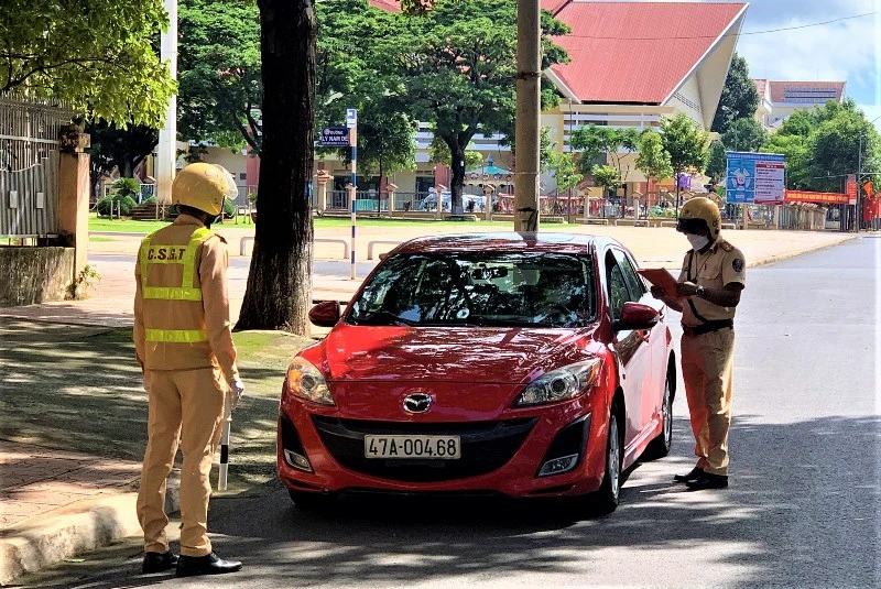 Lực lượng chức năng TP Buôn Ma Thuột tăng cường kiểm tra các trường hợp ra đường trong thời gian giãn cách theo Chỉ thị 16.