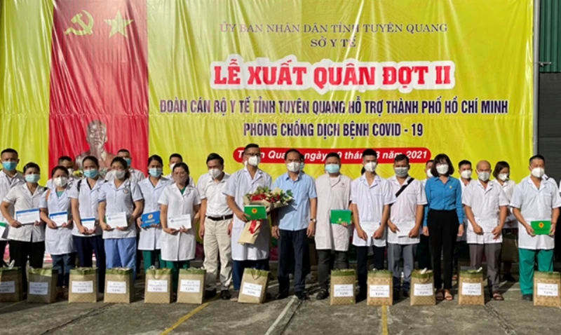 Lãnh đạo tỉnh tặng quà động viên tinh thần các y, bác sĩ lên dường hỗ trợ TP Hồ Chí Minh chống dịch.