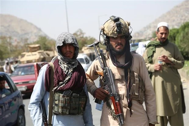 Các tay súng Taliban gác tại thủ đô Kabul của Afghanistan. (Ảnh: THX/TTXVN)