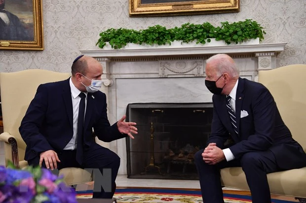 Tổng thống Mỹ Joe Biden (phải) hội đàm với Thủ tướng Israel Naftali Bennett đang ở thăm Washington, tại Nhà Trắng ngày 27/8/2021. (Ảnh: AFP/TTXVN)