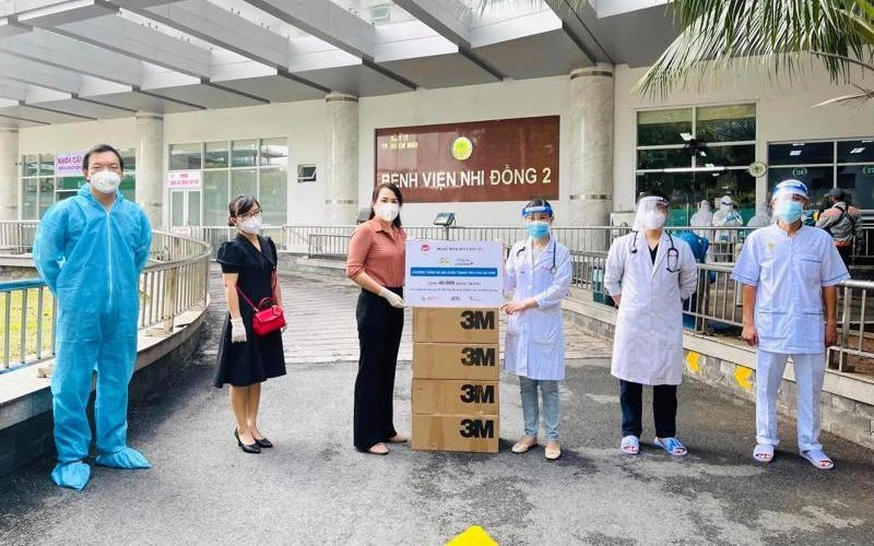 Đại diện Bộ Kế hoạch và Đầu tư trao tặng khẩu trang y tế cho cán bộ y tế tuyến đầu tại TP Hồ Chí Minh. (Ảnh: Bộ Kế hoạch và Đầu tư)