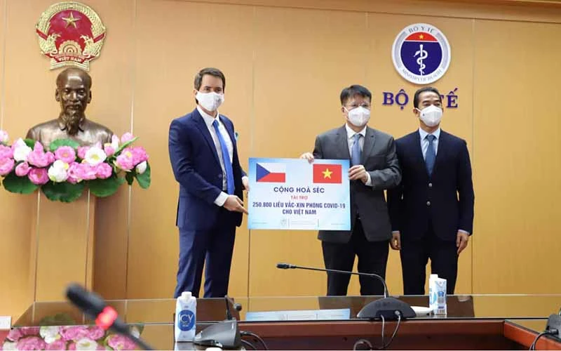 Việt Nam tiếp nhận hơn 250.000 liều vaccine Covid-19 do Cộng hòa Séc trao tặng. (Ảnh: NGUYỄN NHIÊN)