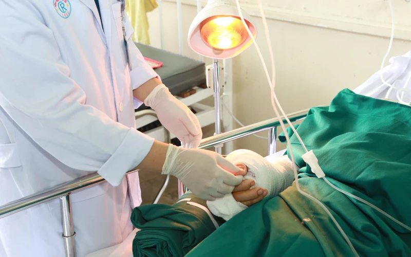 Bệnh nhân sau khi được nối liền bàn tay (ảnh bệnh viện cung cấp) 
