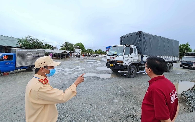 Người điều khiển và người đi theo phương tiện vào Cà Mau bắt buộc phải test lại Covid-19