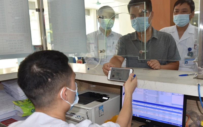 Người dân đăng ký khám, chữa bệnh tại Bệnh viện đa khoa Hà Đông bằng thẻ bảo hiểm y tế trên ứng dụng VssID. 