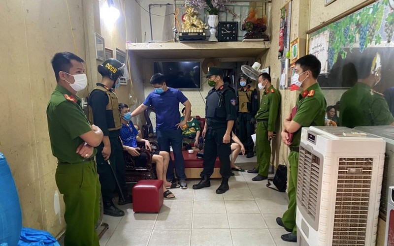 Các trinh sát ập bắt 2 đối tượng cầm đầu tại ngôi nhà ngoại thành Thái Bình, sáng 30/8.