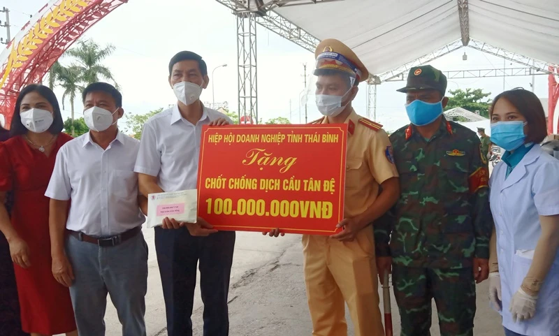 Hiệp hội Doanh nghiệp tỉnh Thái Bình trao 100 triệu đồng tặng chốt kiểm soát dịch cầu Tân Đệ.