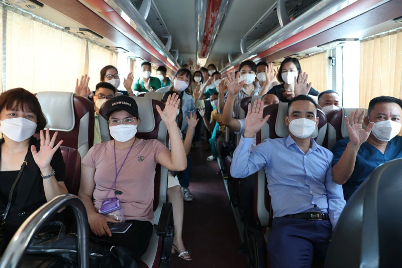 Đoàn cán bộ, nhân viên y tế tỉnh Bắc Giang tiếp tục lên đường chi viện cho miền nam chống dịch.