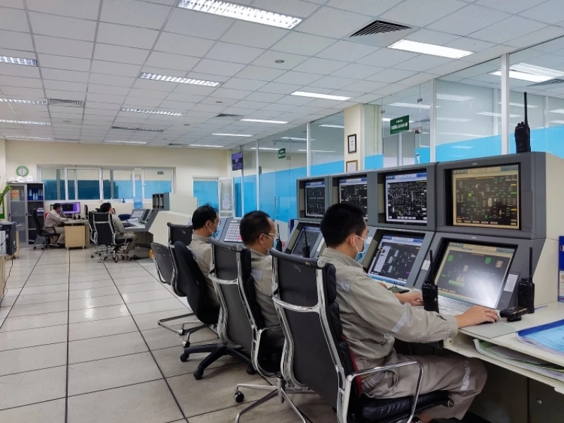 Cán bộ công nhân viên làm việc tại Phòng điều khiển Trung tâm Nhà máy Đạm Phú Mỹ. 
