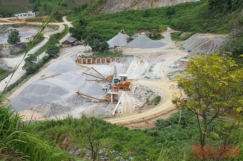 Một trong những điểm mỏ khai thác đá trong Cụm công nghiệp Na Hai ở huyện Điện Biên.