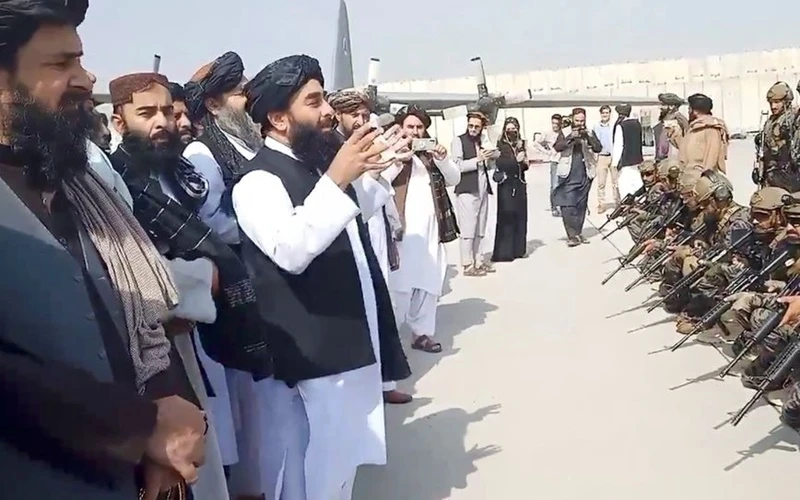 Người phát ngôn Taliban Zabihullah Mujahid phát biểu trước đơn vị quân sự Badri 313 tại sân bay Kabul, ngày 31/8. (Ảnh: Taliban/Reuters)
