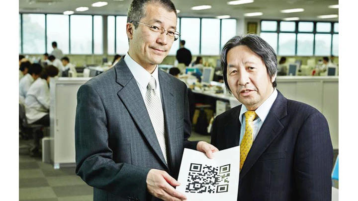 Ông Masahiro Hara (phải) cùng một cộng sự trong nhóm phát triển QR code. Ảnh: GETTY IMAGES