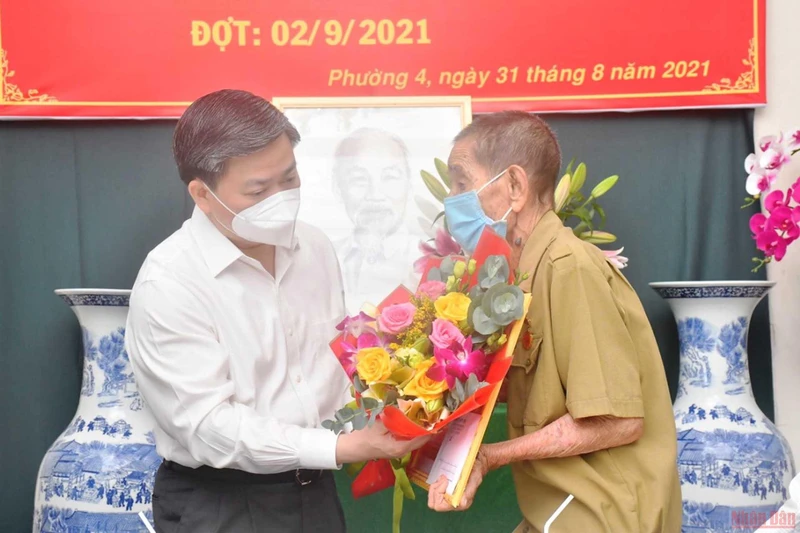 Bí thư Tỉnh ủy Bến Tre trao Huy hiệu 75 năm tuổi Đảng tặng đồng chí Lê Thanh Lâm (bên phải).