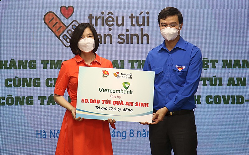 Đồng chí Bùi Quang Huy (bên phải) tiếp nhận ủng hộ chương trình “Triệu túi an sinh” từ đại diện Vietcombank.