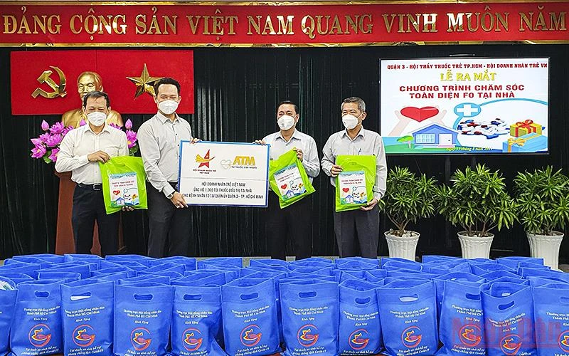 Chủ tịch Hội Doanh nhân trẻ Việt Nam Đặng Hồng Anh (thứ 2 từ trái sang trong ảnh) trao 1.000 “Túi thuốc cứu người” tặng Quận ủy quận 3 (TP Hồ Chí Minh).