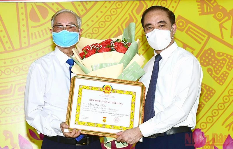 Đồng chí Chẩu Văn Lâm, Bí thư Tỉnh ủy Tuyên Quang (bên phải ảnh) trao tặng Huy hiệu 55 tuổi Đảng cho đồng chí Ngụy Văn Thận, nguyên Phó Bí thư Thường trực Tỉnh ủy Tuyên Quang.