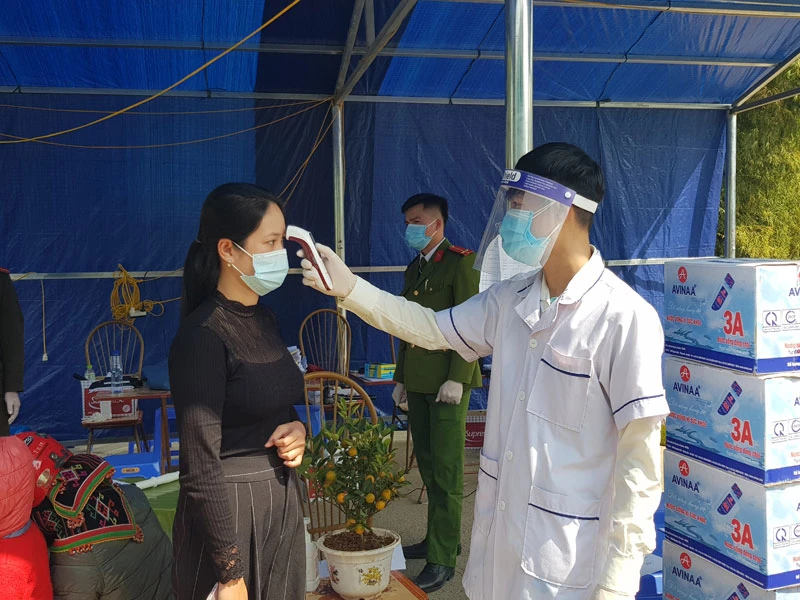 Lực lượng chức năng tại chốt kiểm soát Pha Đin (huyện Tuần Giáo, tỉnh Điện Biên) kiểm tra thân nhiệt người vào địa bàn.