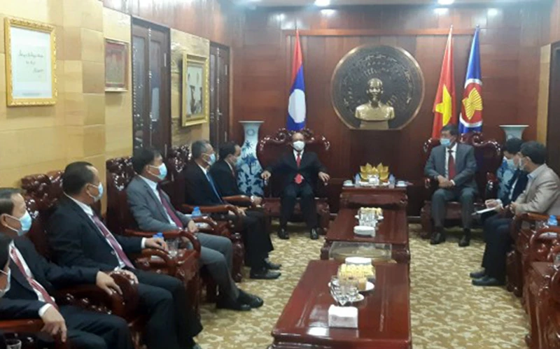 Đồng chí Khamkhan Chanthavisuk, Bí thư, Tỉnh trưởng tỉnh Luang Prabang (trái) nhấn mạnh, quan hệ Việt Nam – Lào phát triển không ngừng.