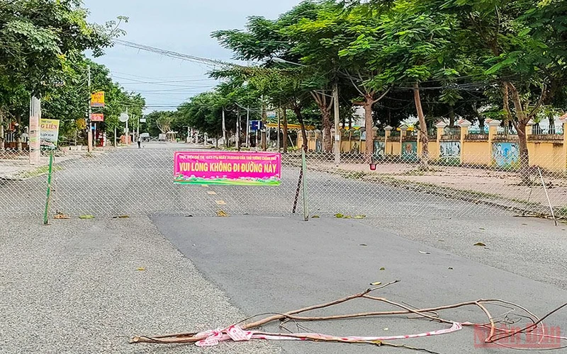 Một khu vực đường Lê Văn Tám, phường 1, thành phố Cao Lãnh (gần nhà hai bệnh nhân nhiễm Covid-19 bị phong tỏa.