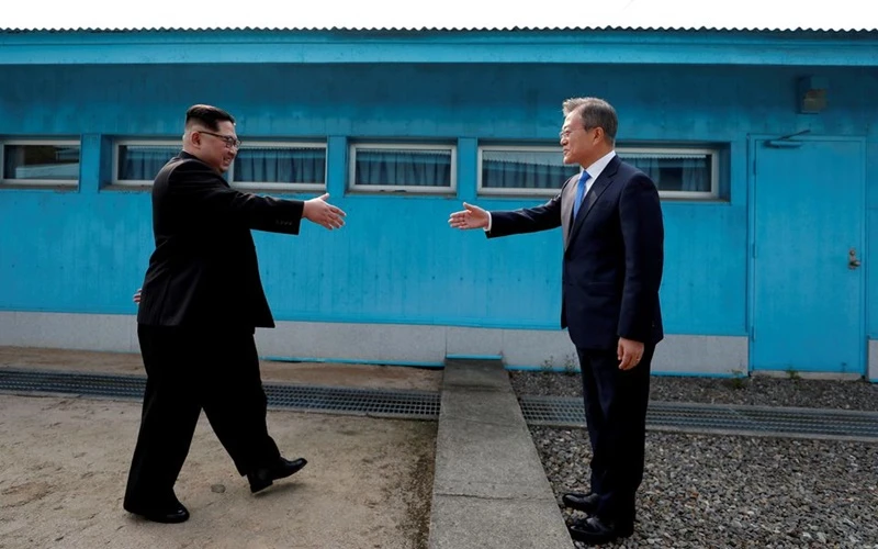 Tổng thống Hàn Quốc Moon Jae-in và nhà lãnh đạo Triều Tiên Kim Jong-un bắt tay nhau tại làng đình chiến Panmunjom, ngày 27/4/2018. (Ảnh: Reuters)
