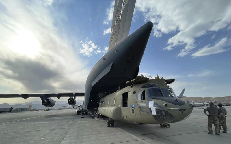 Một chiếc trực thăng CH-47 Chinook được đưa lên máy bay chở hàng C-17 Globemaster III của Không quân Mỹ tại sân bay quốc tế Hamid Karzai ở Kabul, Afghanistan, ngày 28/8. (Ảnh: Bộ quốc phòng Mỹ)